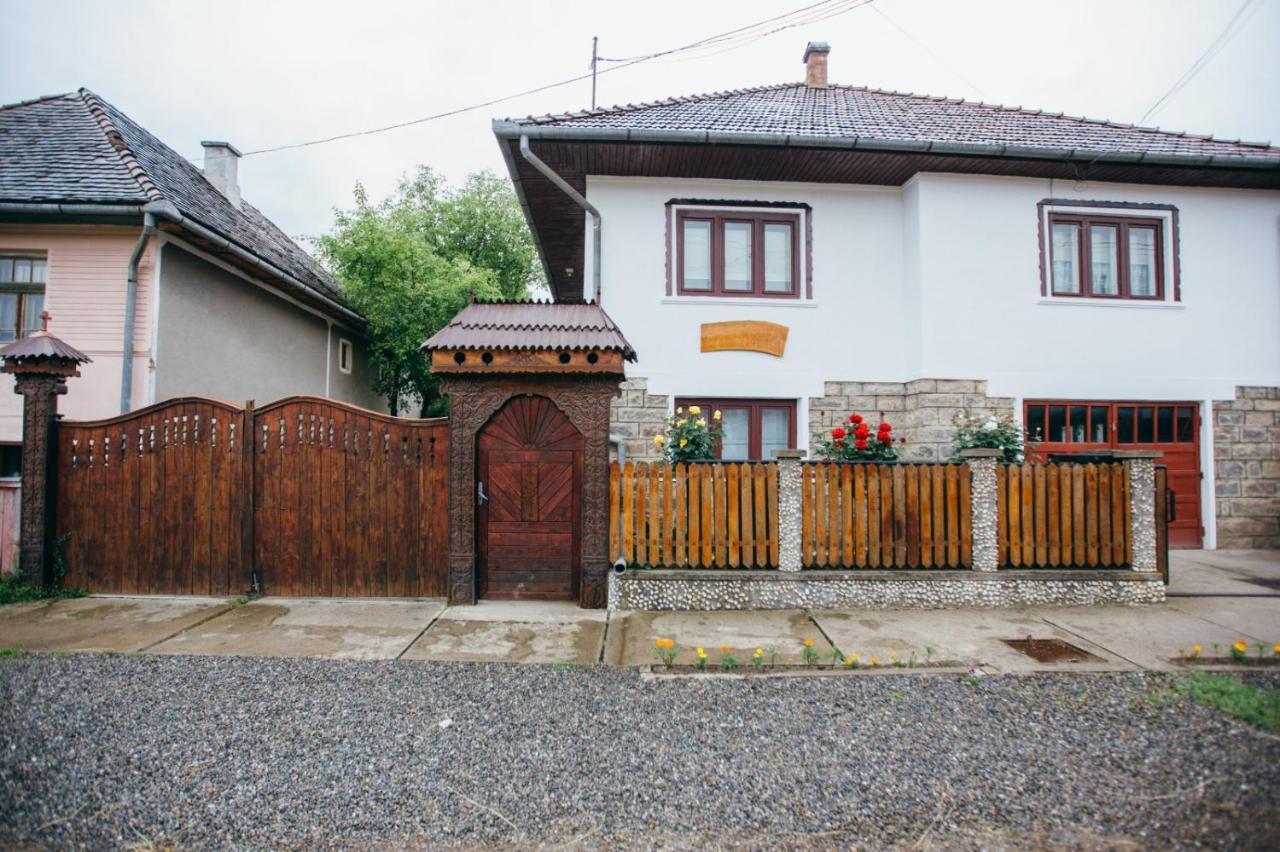 Hotel Gyoengyvirag Panzio Lupeni  Exteriér fotografie