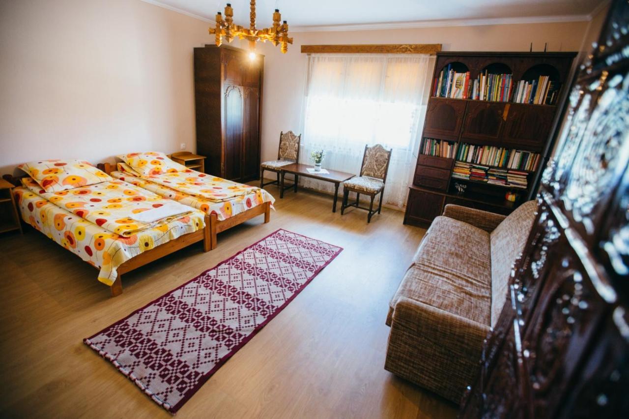 Hotel Gyoengyvirag Panzio Lupeni  Exteriér fotografie