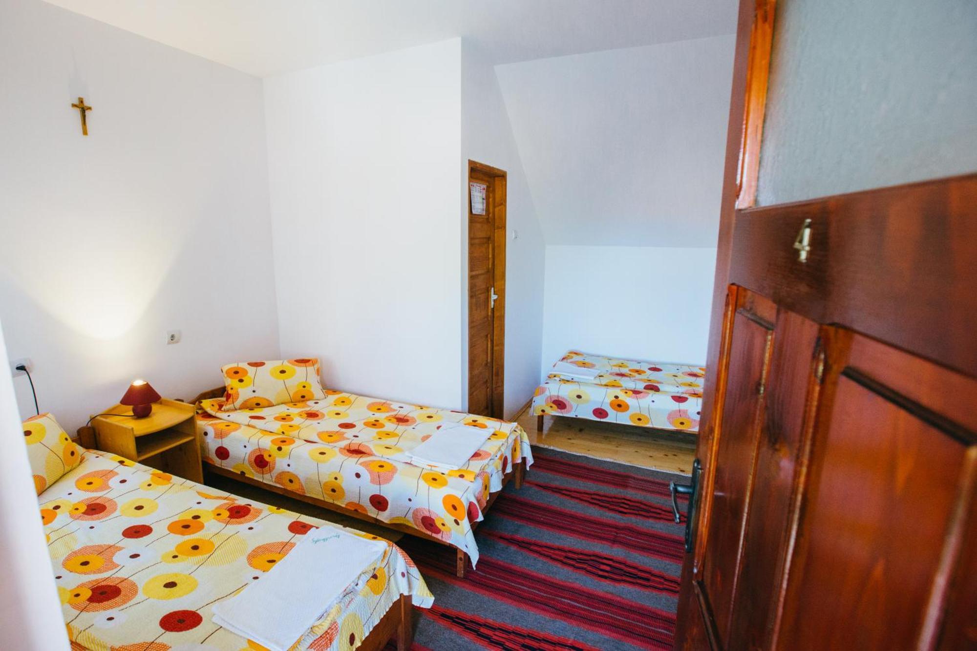 Hotel Gyoengyvirag Panzio Lupeni  Exteriér fotografie